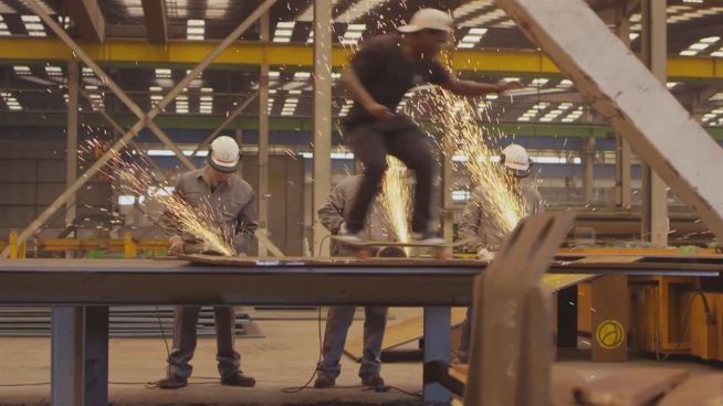 Ab durch die Röhre: Skater in Windkraft-Fabrikhalle